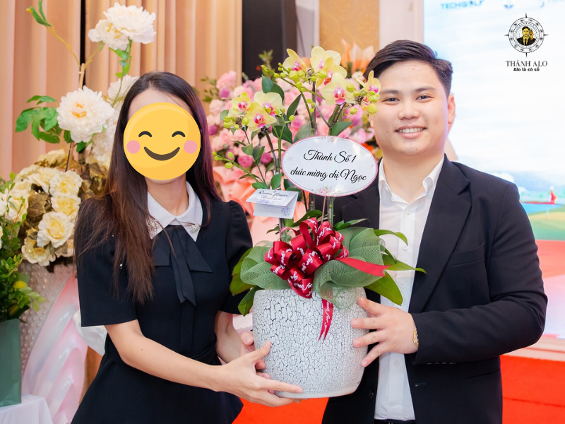 TGĐ Thành Alo tặng hoa chúc mừng tại Lễ khai trương phòng khám da liễu Mỹ Ngọc.
